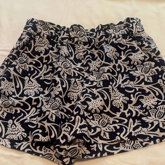 LOFT Black and White Patterned Women's Shorts EUC Size S - Picture 1 of 2